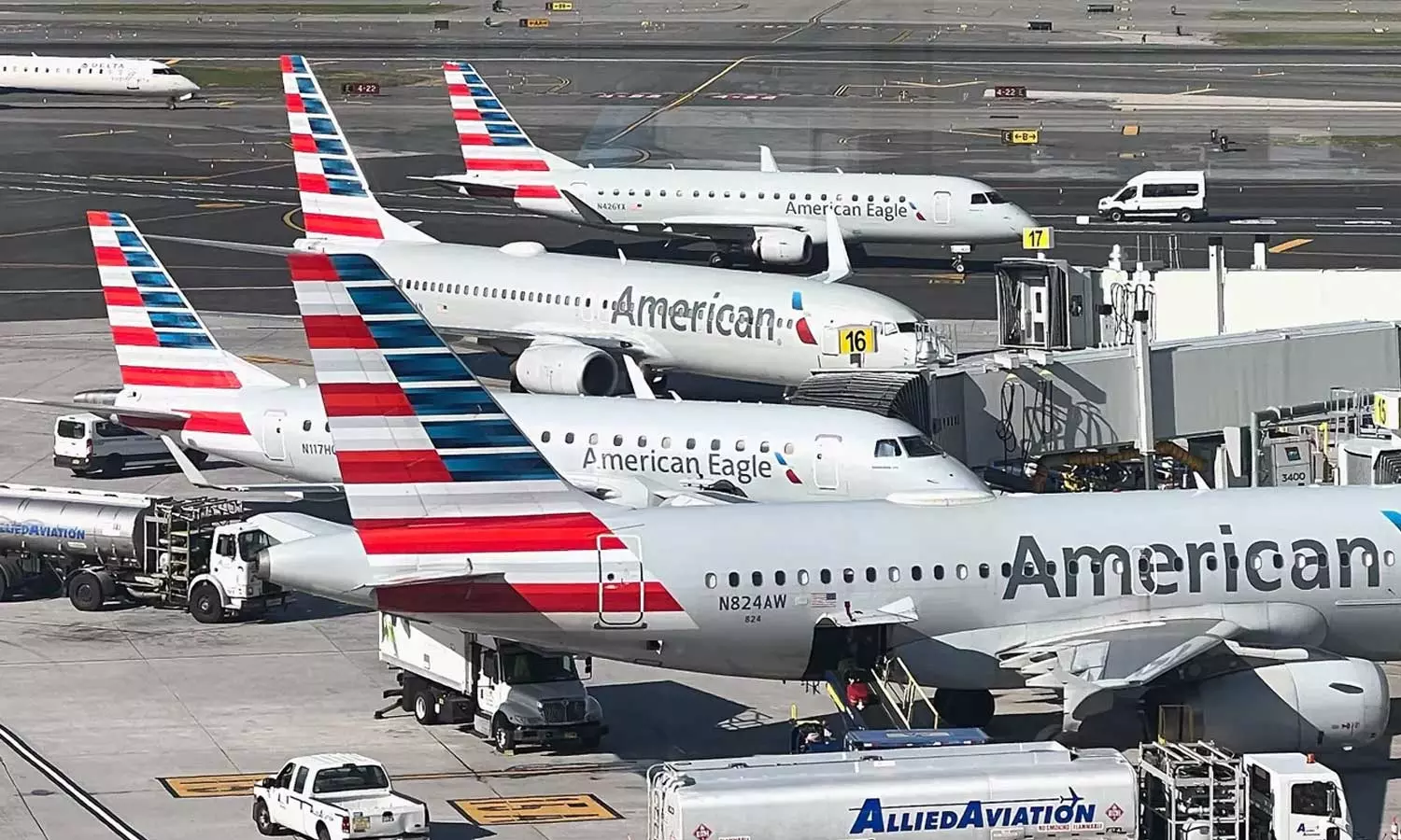 അടച്ചുപൂട്ടൽ നയത്തിന്റെ ഭാഗമായി ശമ്പളം മുടങ്ങി; അമേരിക്കയിൽ വിമാന സർവീസുകൾ താറുമാറായി അടച്ചുപൂട്ടൽ നയത്തിന്റെ ഭാഗമായി ശമ്പളം മുടങ്ങി; അമേരിക്കയിൽ വിമാന സർവീസുകൾ താറുമാറായി