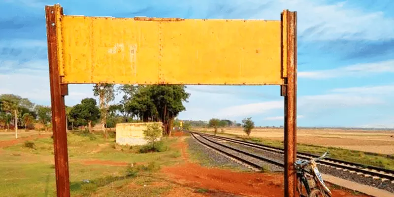 പേരില്ല, കോഡില്ല; ശൂന്യമായ മഞ്ഞ ബോർഡ് മാത്രം: ഇന്ത്യയിലെ പേരില്ലാത്ത ഒരേയൊരു റെയിൽവേ സ്റ്റേഷൻ പേരില്ല, കോഡില്ല; ശൂന്യമായ മഞ്ഞ ബോർഡ് മാത്രം: ഇന്ത്യയിലെ പേരില്ലാത്ത ഒരേയൊരു റെയിൽവേ സ്റ്റേഷൻ