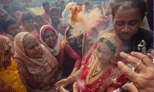 മേക്കപ്പിട്ട് വധു എത്താൻ വൈകി; വധൂവരൻമാരുടെ ബന്ധുക്കൾ തമ്മിൽ അടിയോടടി, അതിഥികൾ ഇറങ്ങിയോടി, ഒടുവിൽ സംഭവിച്ചത്!