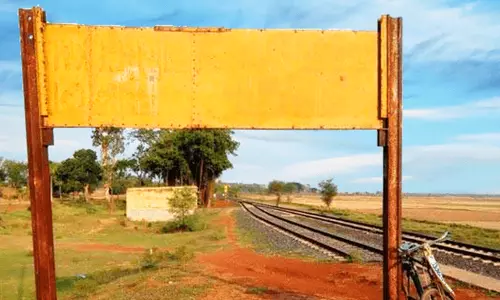 പേരില്ല, കോഡില്ല; ശൂന്യമായ മഞ്ഞ ബോർഡ് മാത്രം: ഇന്ത്യയിലെ പേരില്ലാത്ത ഒരേയൊരു റെയിൽവേ സ്റ്റേഷൻ