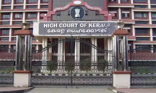 മുസ്ലിം പുരുഷന്റെ രണ്ടാം വിവാഹം രജിസ്റ്റർ ചെയ്യുന്നതിന് മുമ്പ് ആദ്യ ഭാര്യയുടെ ഭാഗം കേൾക്കണം, എതിർപ്പ് അറിയിച്ചാൽ രജിസ്റ്റർ ചെയ്ത് നൽകരുത്: ഹൈക്കോടതി മുസ്ലിം പുരുഷന്റെ രണ്ടാം വിവാഹം രജിസ്റ്റർ ചെയ്യുന്നതിന് മുമ്പ് ആദ്യ ഭാര്യയുടെ ഭാഗം കേൾക്കണം, എതിർപ്പ് അറിയിച്ചാൽ രജിസ്റ്റർ ചെയ്ത് നൽകരുത്: ഹൈക്കോടതി