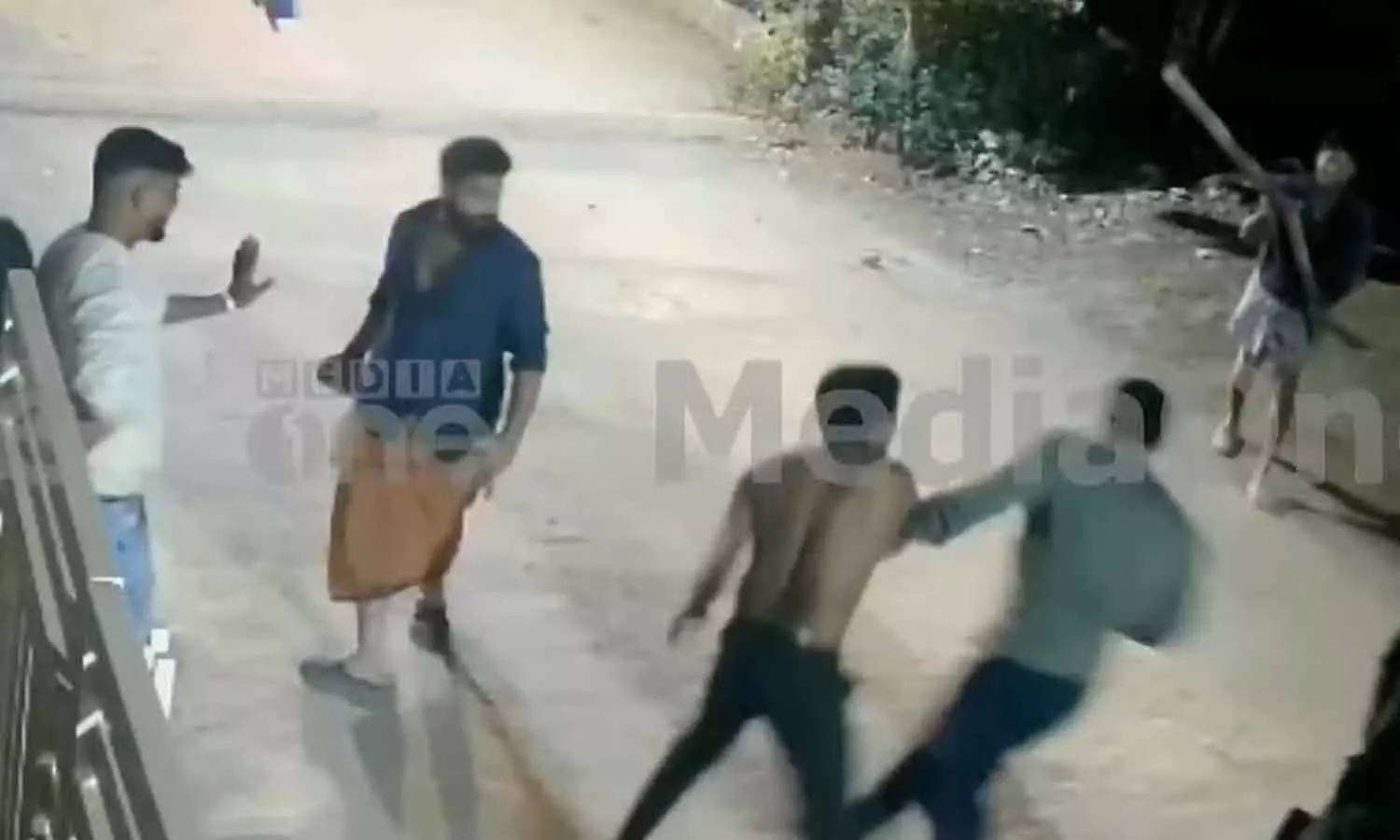 ബംഗളുരുവിൽ മയക്കുമരുന്ന് സംഘത്തെ അടിച്ചോടിച്ച് നാട്ടുകാർ ബംഗളുരുവിൽ മയക്കുമരുന്ന് സംഘത്തെ അടിച്ചോടിച്ച് നാട്ടുകാർ