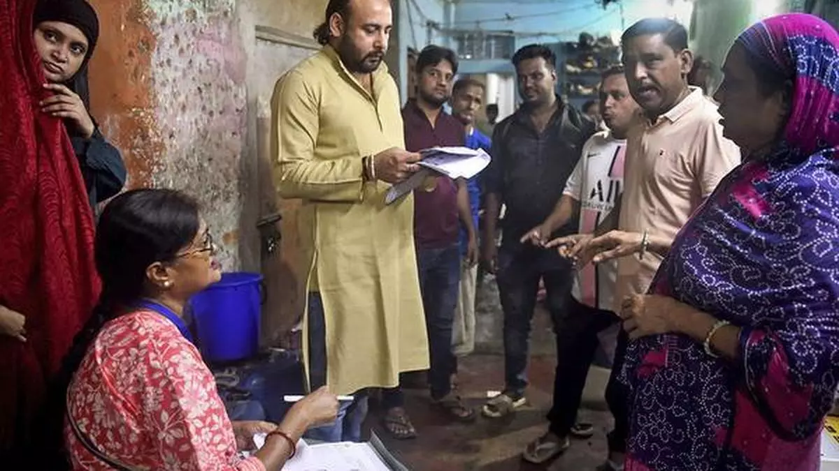 വോട്ടര് പട്ടികയിൽ നിന്ന് ഒഴിവാക്കപ്പെടുമെന്ന് ഭയം; ബംഗാളിൽ മധ്യവയസ്കൻ ആത്മഹത്യ ചെയ്തു വോട്ടര് പട്ടികയിൽ നിന്ന് ഒഴിവാക്കപ്പെടുമെന്ന് ഭയം; ബംഗാളിൽ മധ്യവയസ്കൻ ആത്മഹത്യ ചെയ്തു