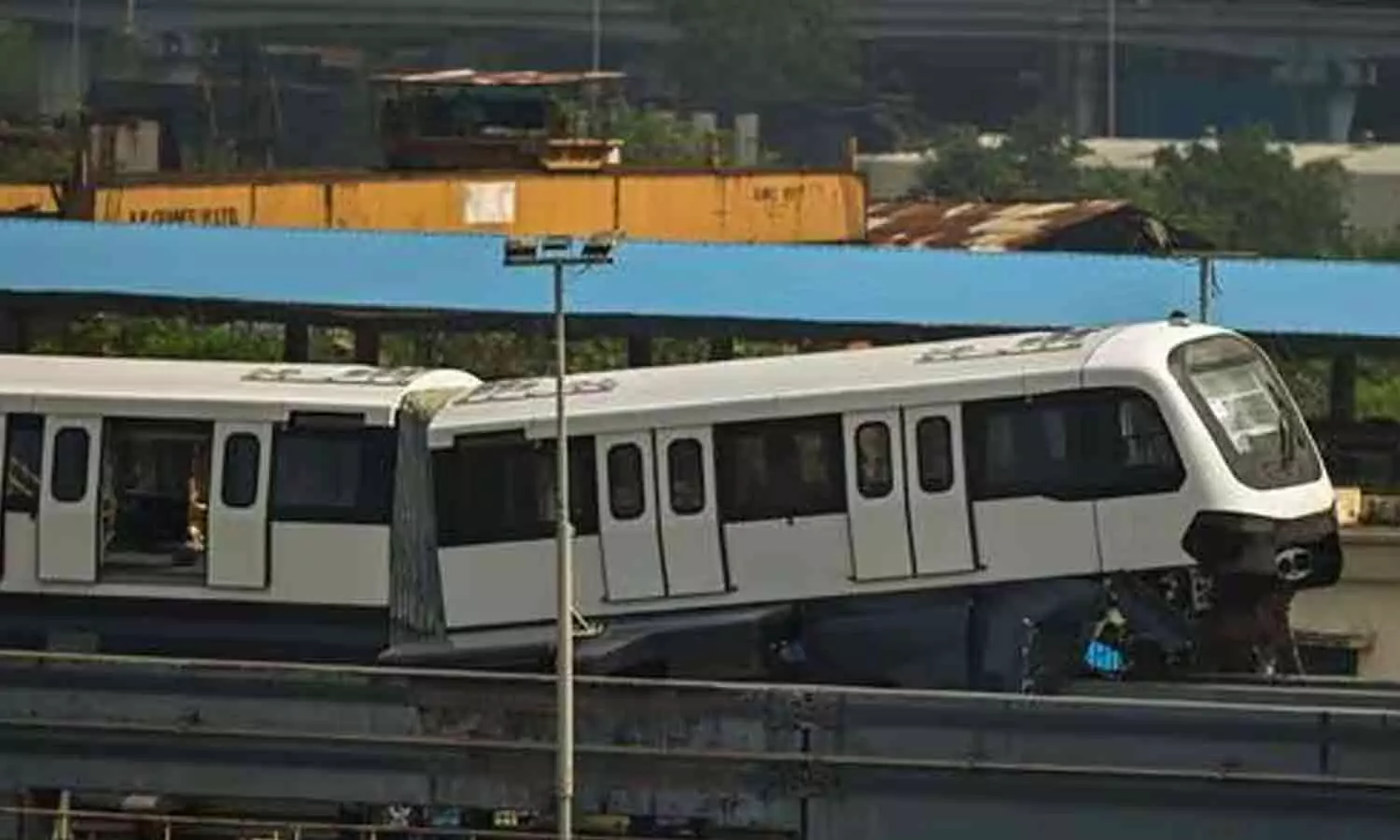 മോണോറെയിൽ ട്രെയിൻ പാളം തെറ്റി ഉദ്യോഗസ്ഥർക്ക് പരിക്ക്