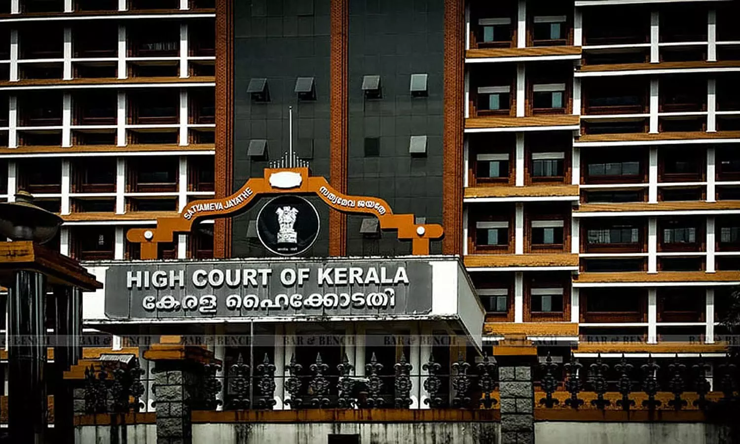 ഫിസിയോ തെറാപിസ്റ്റുകളും ഒക്കുപ്പേഷണല്‍ തെറാപിസ്റ്റുകളും ഡോക്ടര്‍മാരല്ല: ഹൈക്കോടതി