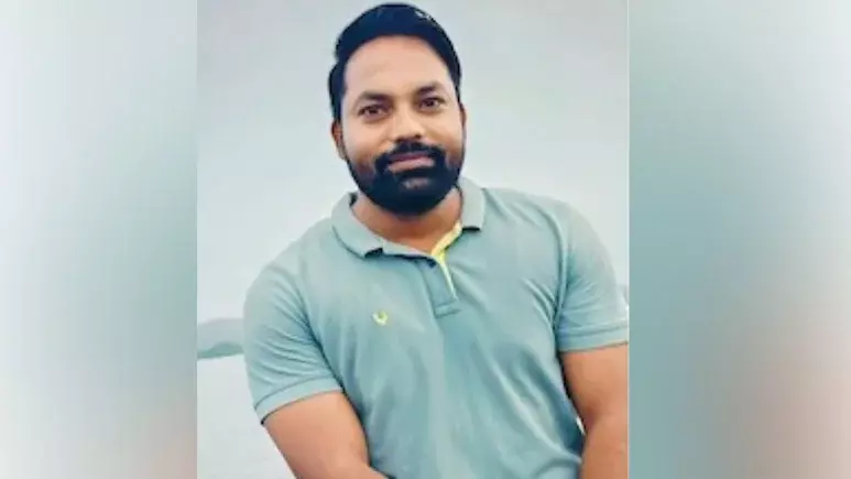 ക്രിക്കറ്റ് കളിച്ചുകൊണ്ടിരിക്കുന്നതിനിടെ വെള്ളം കുടിക്കാനായി നിര്‍ത്തി; എൽഐസി ഓഫീസര്‍ ഗ്രൗണ്ടിൽ കുഴഞ്ഞുവീണു മരിച്ചു