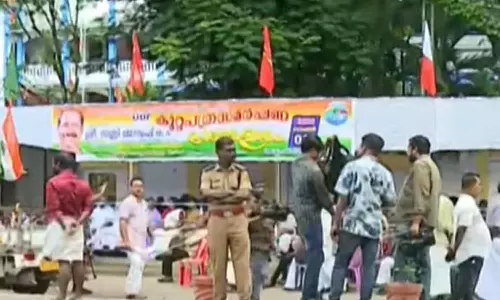 ഗതാഗതം തടസപ്പെടുത്തി ധർണ; കൊല്ലത്ത് യുഡിഎഫ് നടത്തിയ കുറ്റപത്രസമർപ്പണ യോഗത്തിനെതിരെ പൊലീസ് കേസ്