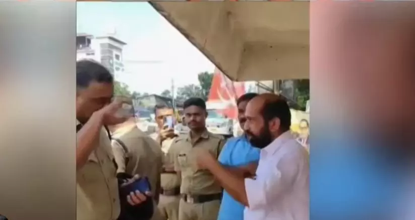 യൂടേൺ അടച്ചു; തൃശൂർ- കുന്നംകുളം സംസ്ഥാനപാതയിലെ ഡിവൈഡർ അനിൽ അക്കര തല്ലിത്തകര്ത്തു യൂടേൺ അടച്ചു; തൃശൂർ- കുന്നംകുളം സംസ്ഥാനപാതയിലെ ഡിവൈഡർ അനിൽ അക്കര തല്ലിത്തകര്ത്തു