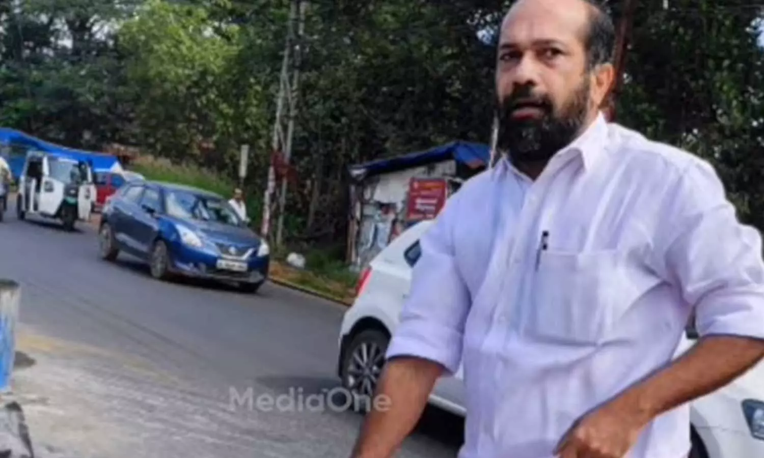 ഡിവൈഡർ തല്ലിത്തകർത്തു: അനിൽ അക്കരയ്‌ക്കെതിരെ കേസ്
