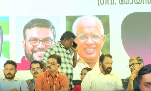 രാഹുൽ മാങ്കൂട്ടത്തിലിനൊപ്പം വേദി പങ്കിട്ട് മന്ത്രിമാർ രാഹുൽ മാങ്കൂട്ടത്തിലിനൊപ്പം വേദി പങ്കിട്ട് മന്ത്രിമാർ