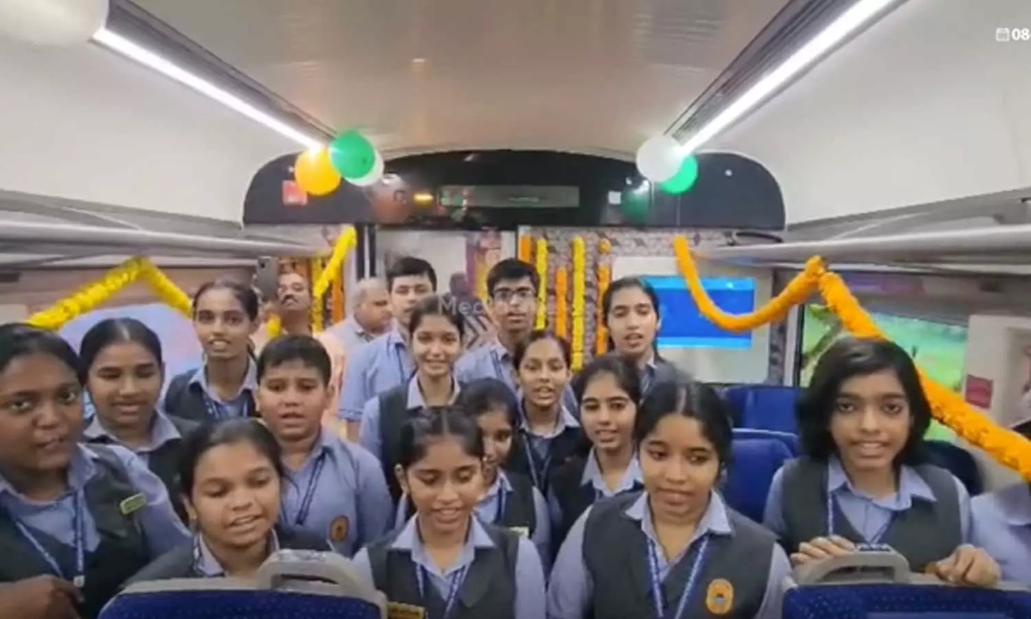 വന്ദേഭാരത് ഉദ്ഘാടന യാത്രയിൽ വിദ്യാർഥികളെക്കൊണ്ട് ആർഎസ്എസ് ഗണഗീതം പാടിപ്പിച്ചു; ദൃശ്യം പങ്കുവെച്ച് ദക്ഷിണ റെയിൽവെ