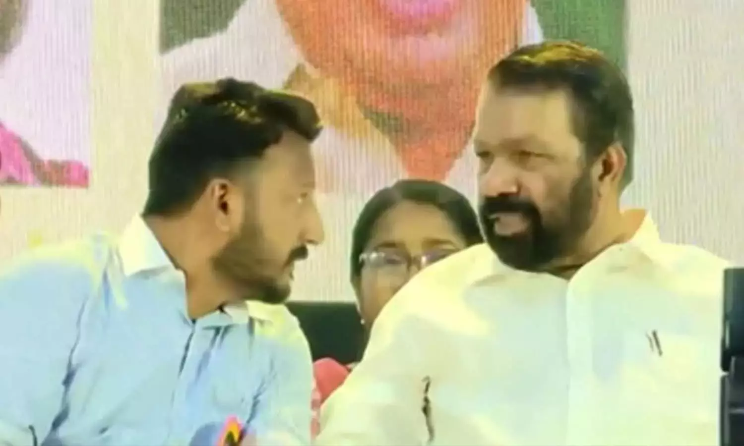 രാഹുൽ സ്വയം മാറി നിൽക്കണമായിരുന്നു; എംഎൽഎയുമായി വേദി പങ്കിട്ടതിൽ മലക്കം മറിഞ്ഞ് വി.ശിവൻകുട്ടി രാഹുൽ സ്വയം മാറി നിൽക്കണമായിരുന്നു; എംഎൽഎയുമായി വേദി പങ്കിട്ടതിൽ മലക്കം മറിഞ്ഞ് വി.ശിവൻകുട്ടി