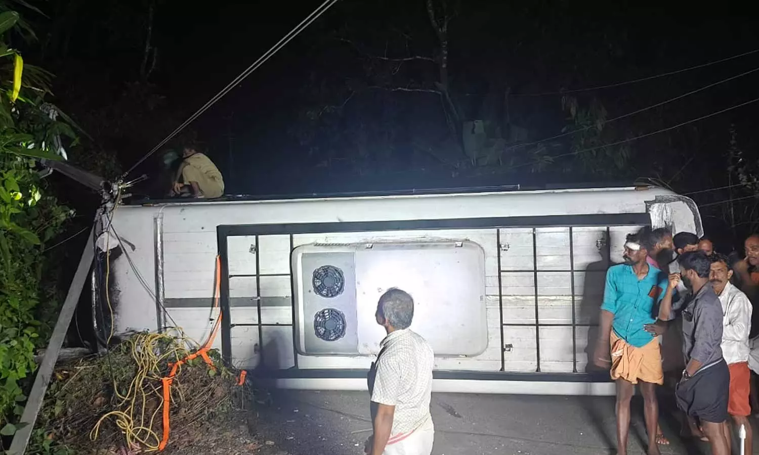 26 injured in kottayam as tourist van overturned after collides with Car