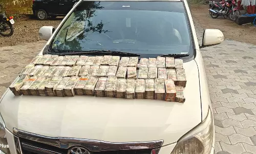 കാറിൽ പണം രേഖകളില്ലാതെ കൊണ്ടുവന്ന ഒരു കോടി മുപ്പത് ലക്ഷം രൂപ പിടികൂടി