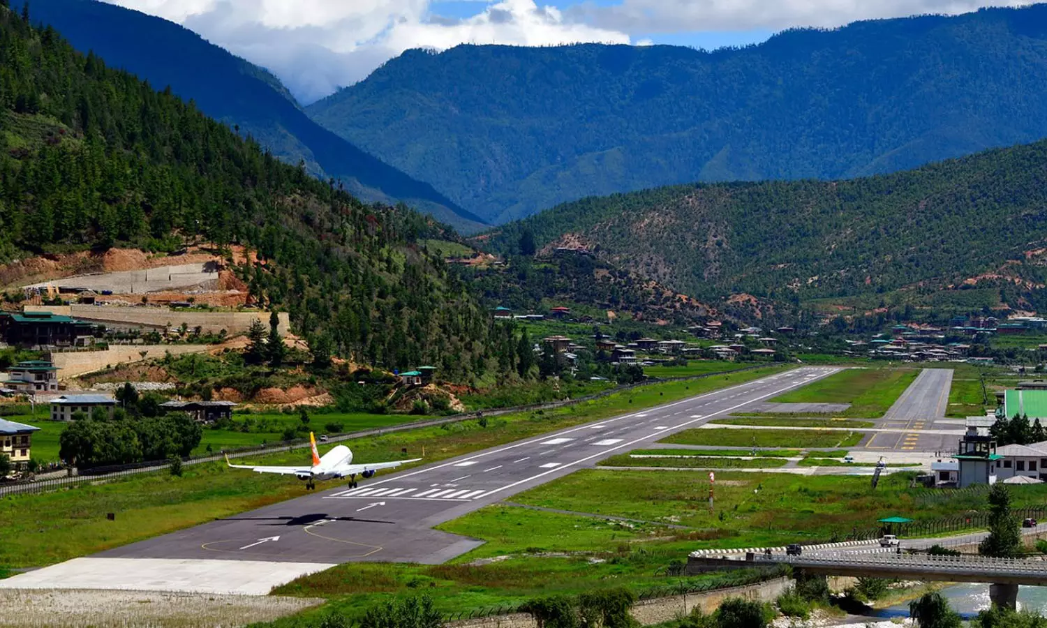 ലോകത്തിലെ ഏറ്റവും അപകടകരമായ 7 വിമാനത്താവളങ്ങൾ ഇവയാണ്