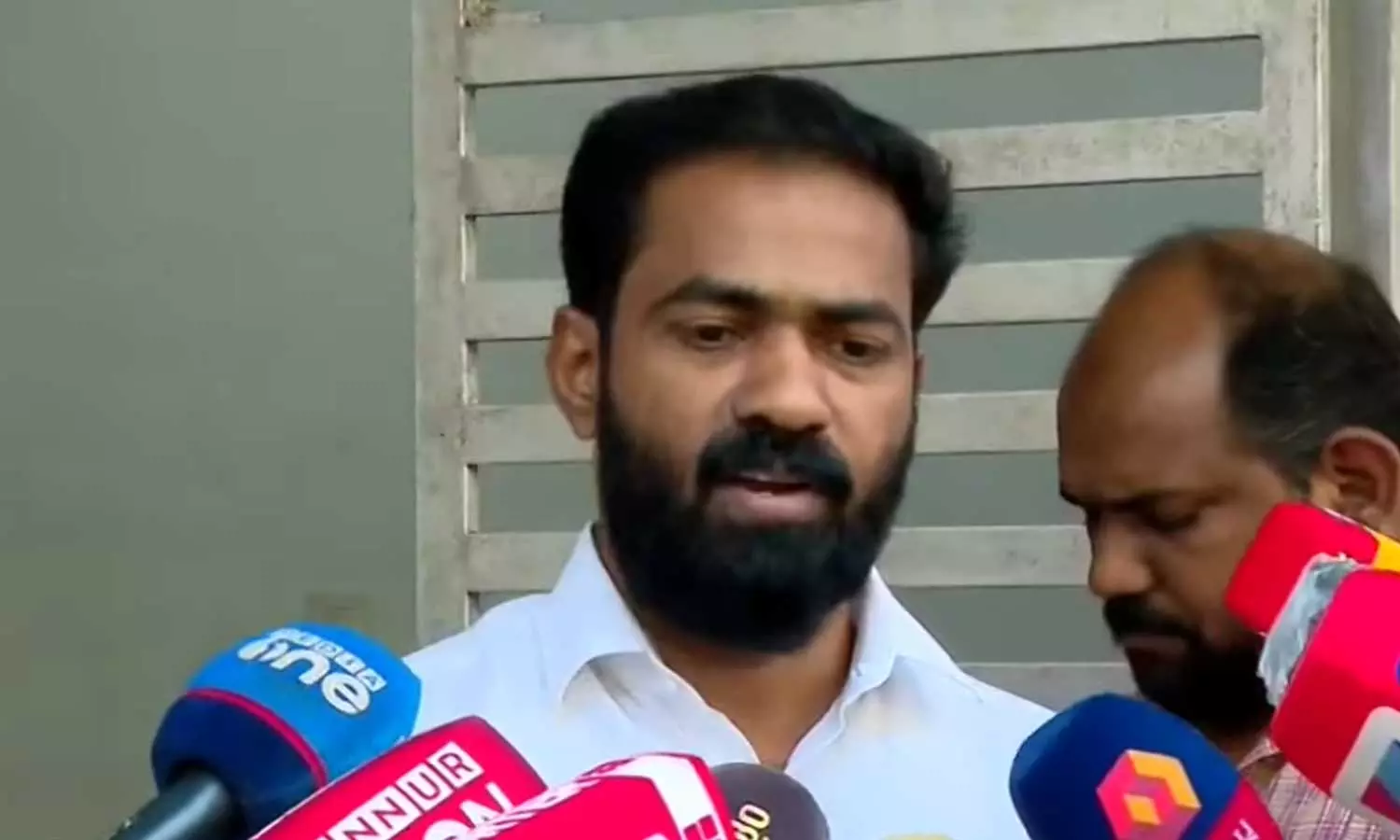 ബോംബ് നിർമാണത്തിനിടെ കൊല്ലപ്പെട്ട ഷെറിൻ ഡിവൈഎഫ്ഐ പ്രവർത്തകനല്ല: രക്തസാക്ഷിയാക്കിയ മേഖല കമ്മിറ്റിയെ തള്ളി വി.കെ സനോജ്