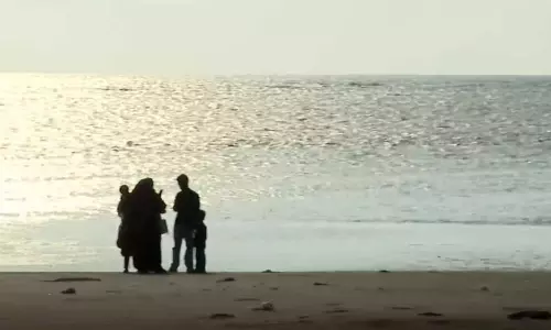 കോഴിക്കോട് ബീച്ചിലെ തിര എവിടെപ്പോയി?; നിരാശരായി സഞ്ചാരികള്‍