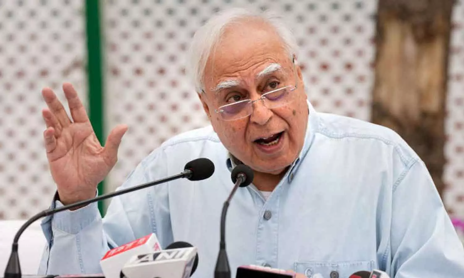 വോട്ടെടുപ്പിന്റെ തലേന്ന് ബിഹാറിലേക്ക് 4 സ്പെഷ്യൽ ട്രെയിനുകളിൽ 6,000 യാത്രക്കാർ; ചോദ്യങ്ങളുയർത്തി കപിൽ സിബൽ