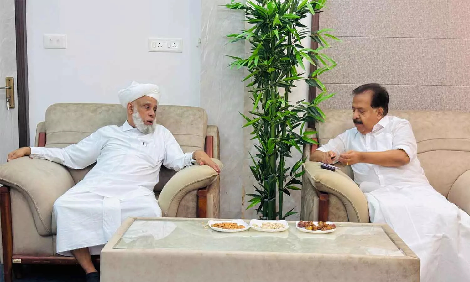 ജിഫ്രി തങ്ങളുമായി കൂടിക്കാഴ്ച നടത്തി രമേശ് ചെന്നിത്തല ജിഫ്രി തങ്ങളുമായി കൂടിക്കാഴ്ച നടത്തി രമേശ് ചെന്നിത്തല