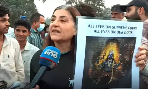 ഇത് ഗാന്ധിയുടെ ഇന്ത്യ തന്നെ അല്ലേ?;നായകളെ പിടികൂടണമെന്ന സുപ്രിംകോടതിയുടെ ഉത്തരവിനെതിരെ മനേകാ ഗാന്ധിയുടെ സഹോദരി