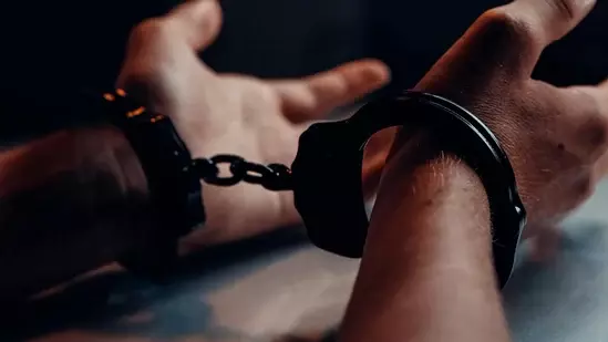 6 മാസം ഗർഭിണിയായ 18കാരിയുടെ മൃതദേഹം സെപ്റ്റിക് ടാങ്കിൽ; 63കാരനും മക്കളും പിടിയിൽ 6 മാസം ഗർഭിണിയായ 18കാരിയുടെ മൃതദേഹം സെപ്റ്റിക് ടാങ്കിൽ; 63കാരനും മക്കളും പിടിയിൽ