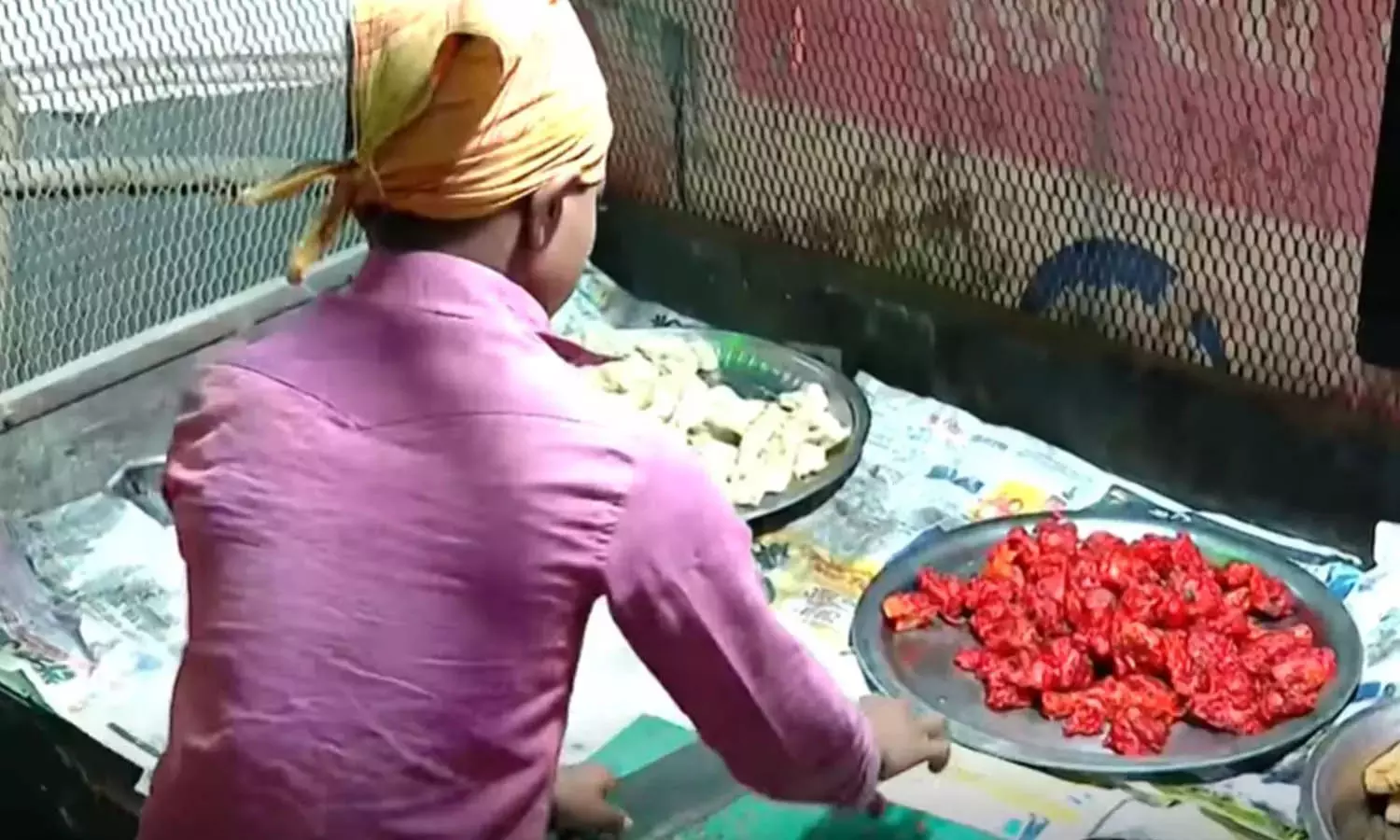 തിളച്ച എണ്ണയോട് മല്ലിടുന്ന ബാല്യം; ബിഹാറിൽ ഹോട്ടൽ ജോലി ചെയ്യുന്ന 11 വയസുകാരന്റെ ജീവിതം മാറുന്നു