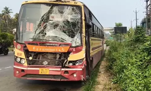 ദേശീയപാതയിൽ കെഎസ്ആർടിസി സൂപ്പർഫാസ്റ്റ് ബസ് ലോറിക്ക് പുറകിലിടിച്ച് അപകടം