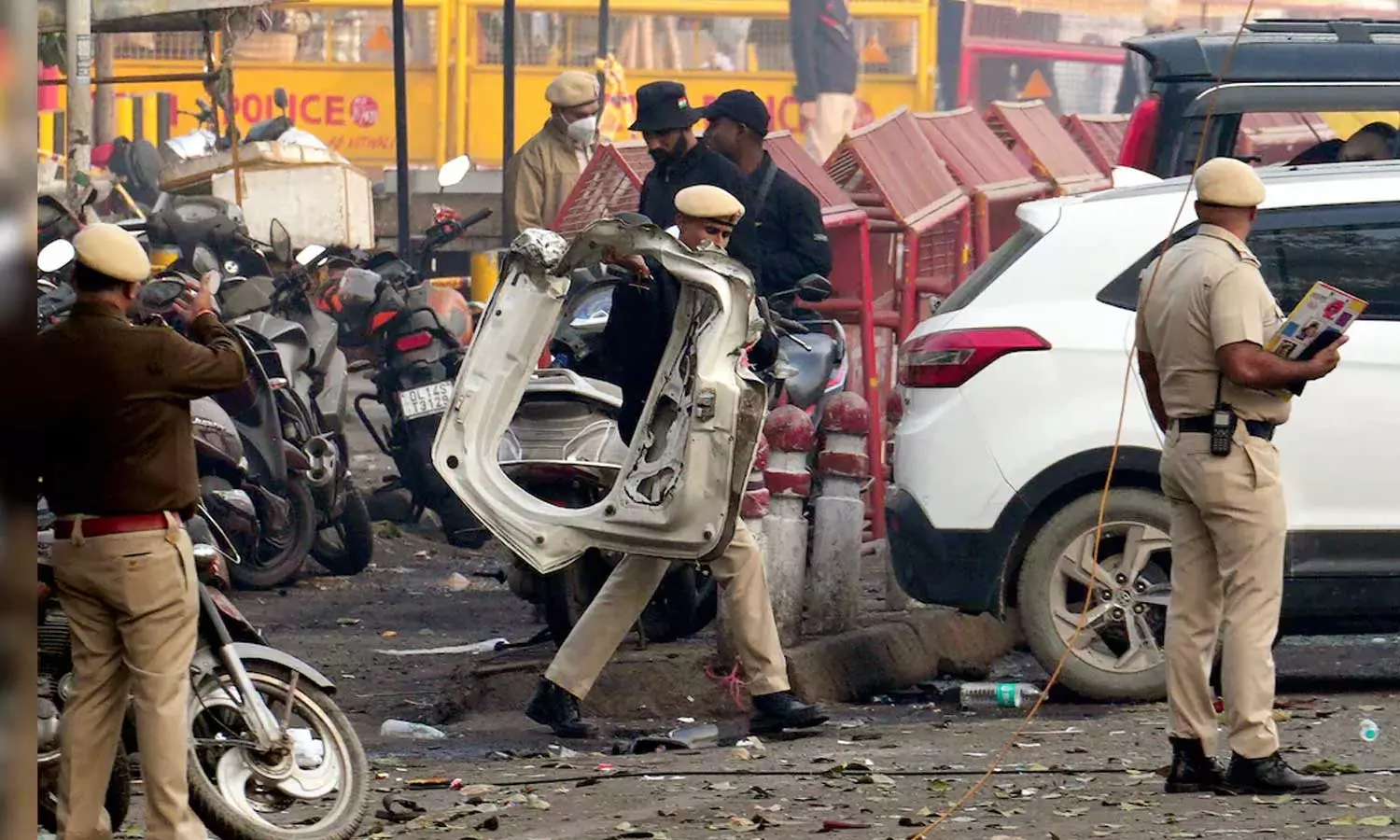 ഡല്ഹിയില് പൊട്ടിത്തെറിച്ചത് 70 കിലോ സ്ഫോടക വസ്തു; പുൽവാമ സ്വദേശിക്ക് കാർ വിറ്റ ഡീലർ അറസ്റ്റിൽ ഡല്ഹിയില് പൊട്ടിത്തെറിച്ചത് 70 കിലോ സ്ഫോടക വസ്തു; പുൽവാമ സ്വദേശിക്ക് കാർ വിറ്റ ഡീലർ അറസ്റ്റിൽ