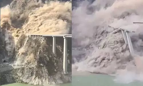 തുറന്ന് കൊടുത്തത് രണ്ടു മാസം മുമ്പ്;ചൈനയിൽ കൂറ്റൻ പാലം നദിയിലേക്ക് തകർന്നു വീണു,വിഡിയോ വൈറല്‍