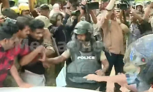 കേരള സർവകലാശാലയിൽ എസ്എഫ്ഐ പ്രതിഷേധം; വിസി മോഹനൻ കുന്നുമ്മലിൻ്റെ വാഹനം തടഞ്ഞു