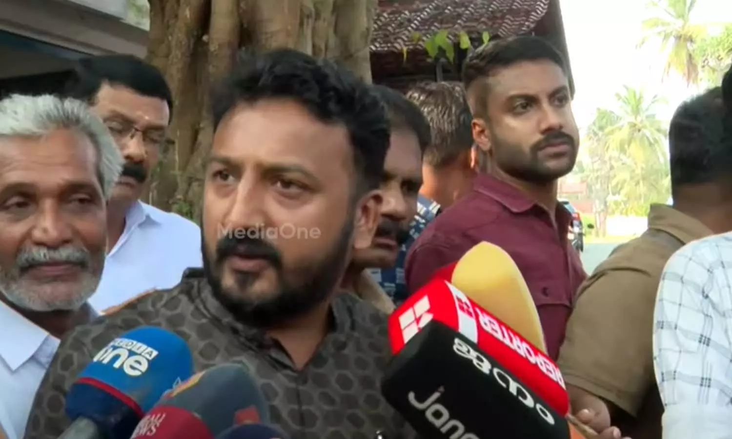 എന്നെ പുറത്താക്കുന്നത് വരെ ഞാൻ കോൺ​ഗ്രസ് ഓഫീസിൽ കയറും, വിഷമമുണ്ടേൽ സഹിച്ചോ: കോൺഗ്രസ് പരിപാടിയിൽ പങ്കെടുത്ത് രാഹുൽ മാങ്കൂട്ടത്തിൽ