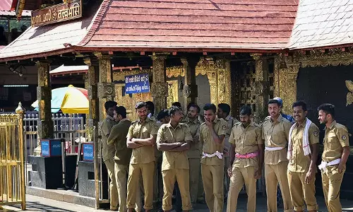 സ്വർണക്കടത്ത് കേസിലെ പ്രതിക്ക് ശബരിമലയിൽ നിയമനം; പൊലീസുകാരനെ നിയമിച്ച ഉത്തരവ് റദ്ദാക്കി