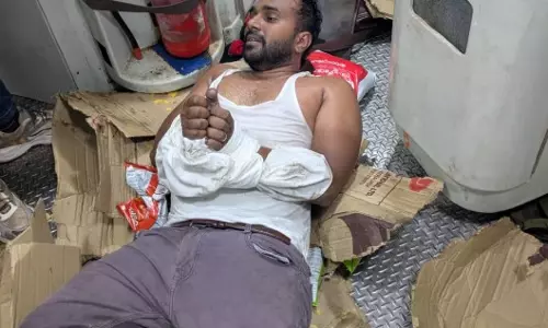 ട്രെയിൻ യാത്രക്കിടെ മദ്യലഹരിയിൽ സ്ത്രീകളെ ശല്യം ചെയ്തു; യുവാവിനെ മറ്റ് യാത്രക്കാര്‍ പിടികൂടി റെയിൽവേ പൊലീസിന് കൈമാറി