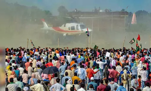 ബിഹാറിന്റെ ആകാശത്ത് വട്ടമിട്ട് പറന്നത് 450 വിമാനങ്ങൾ; തെരഞ്ഞെടുപ്പ് പ്രചാരണങ്ങള്ക്കായി പറന്ന് നടന്ന് നേതാക്കള്, കോടികള് പൊടിച്ച് രാഷ്ട്രീയപാര്ട്ടികള് ബിഹാറിന്റെ ആകാശത്ത് വട്ടമിട്ട് പറന്നത് 450 വിമാനങ്ങൾ; തെരഞ്ഞെടുപ്പ് പ്രചാരണങ്ങള്ക്കായി പറന്ന് നടന്ന് നേതാക്കള്, കോടികള് പൊടിച്ച് രാഷ്ട്രീയപാര്ട്ടികള്