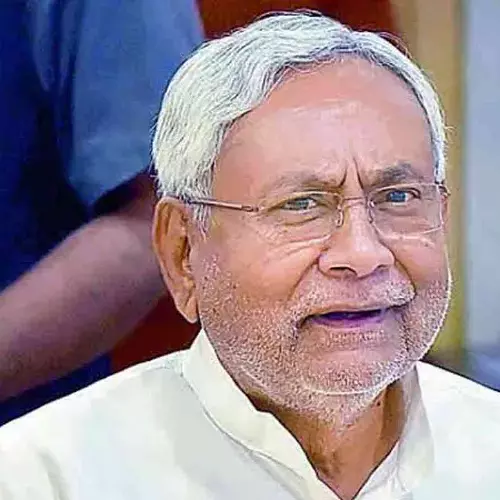 രാഷ്ട്രീയ കൗതുകമായി നിതീഷിന്റെ ട്വീറ്റ്; വോട്ടെണ്ണലിനിടെ നെഹ്റുവിന്റെ ജന്മദിനം സ്മരിച്ച് നിതീഷ് കുമാർ