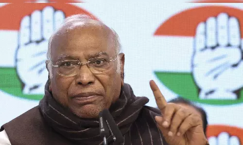 പ്രവർത്തകർ പ്രതീക്ഷ കൈവിടരുത്, ജനാധിപത്യത്തെ ദുർബലപ്പെടുത്തുന്ന ശക്തികൾക്കെതിരെയുള്ള പോരാട്ടം നാം തുടരും: മല്ലികാർജുൻ ഖാർ​ഗെ