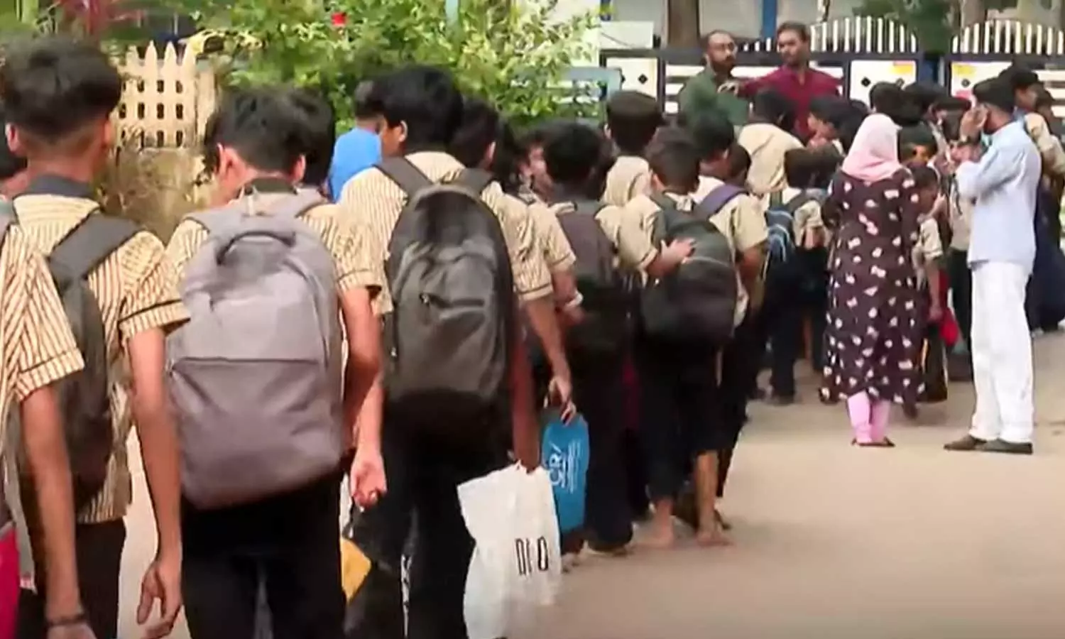 ഇവിടെ രക്ഷിതാക്കൾക്ക് ടെൻഷനില്ല; കുട്ടിയുടെ മുഴുവൻ വിവരങ്ങളും വിരൽ തുമ്പിലുണ്ട്