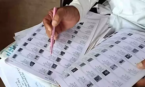 യുപിയിൽ ബിഎൽഒ ഡ്യൂട്ടിക്കിടെ മരിച്ചു; എസ്ഐആർ ജോലിസമ്മർദം മൂലമെന്ന് കുടുംബം യുപിയിൽ ബിഎൽഒ ഡ്യൂട്ടിക്കിടെ മരിച്ചു; എസ്ഐആർ ജോലിസമ്മർദം മൂലമെന്ന് കുടുംബം