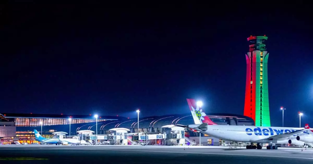 ദേശീയ പതാകയിൽ തിളങ്ങി മസ്കത്ത് എയർപോർട്ട് കൺട്രോൾ ടവർ ദേശീയ പതാകയിൽ തിളങ്ങി മസ്കത്ത് എയർപോർട്ട് കൺട്രോൾ ടവർ