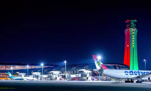 ദേശീയ പതാകയിൽ തിളങ്ങി മസ്കത്ത് എയർപോർട്ട് കൺട്രോൾ ടവർ