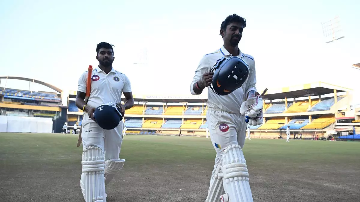 മധ്യപ്രദേശിനെതിരെ ഒന്നാം ഇന്നിങ്സ് ലീഡ്, രഞ്ജി ട്രോഫിയിൽ കേരളം ശക്തമായ നിലയിൽ മധ്യപ്രദേശിനെതിരെ ഒന്നാം ഇന്നിങ്സ് ലീഡ്, രഞ്ജി ട്രോഫിയിൽ കേരളം ശക്തമായ നിലയിൽ