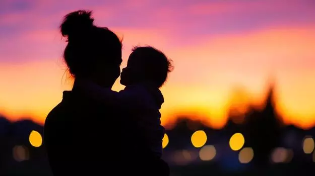 കുട്ടിയെ നോക്കാനാളില്ല;  രാജി വയ്ക്കുന്നതായി ജീവനക്കാരി,ശമ്പള വര്‍ധനവോടെ വര്‍ക്ക് ഫ്രം ഹോം അനുവദിച്ച് മലേഷ്യൻ നിയമസ്ഥാപനം