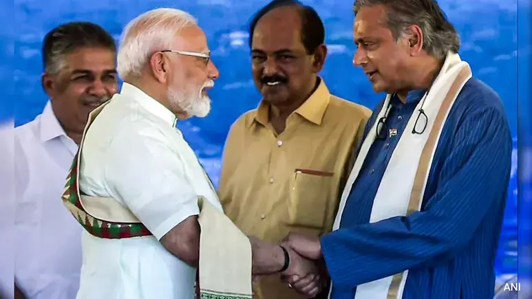 ബിജെപിയോടാണ് താൽപര്യമെങ്കിൽ എന്തിനാണ് കോൺഗ്രസിൽ നിൽക്കുന്നത്?; മോദിയെ പ്രശംസിച്ച ശശി തരൂരിനോട്  സന്ദീപ് ദീക്ഷിത്