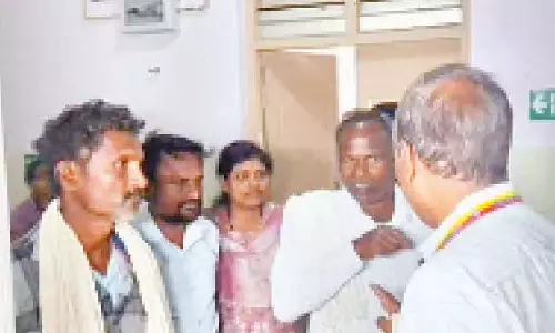 പ്രസവത്തിനായെത്തിയ യുവതിക്ക് ആശുപത്രിയിൽ ബെഡ് നിഷേധിച്ചു; വരാന്തയിൽ ജനിച്ച കുഞ്ഞ് തറയിൽ തലയിടിച്ചു മരിച്ചു