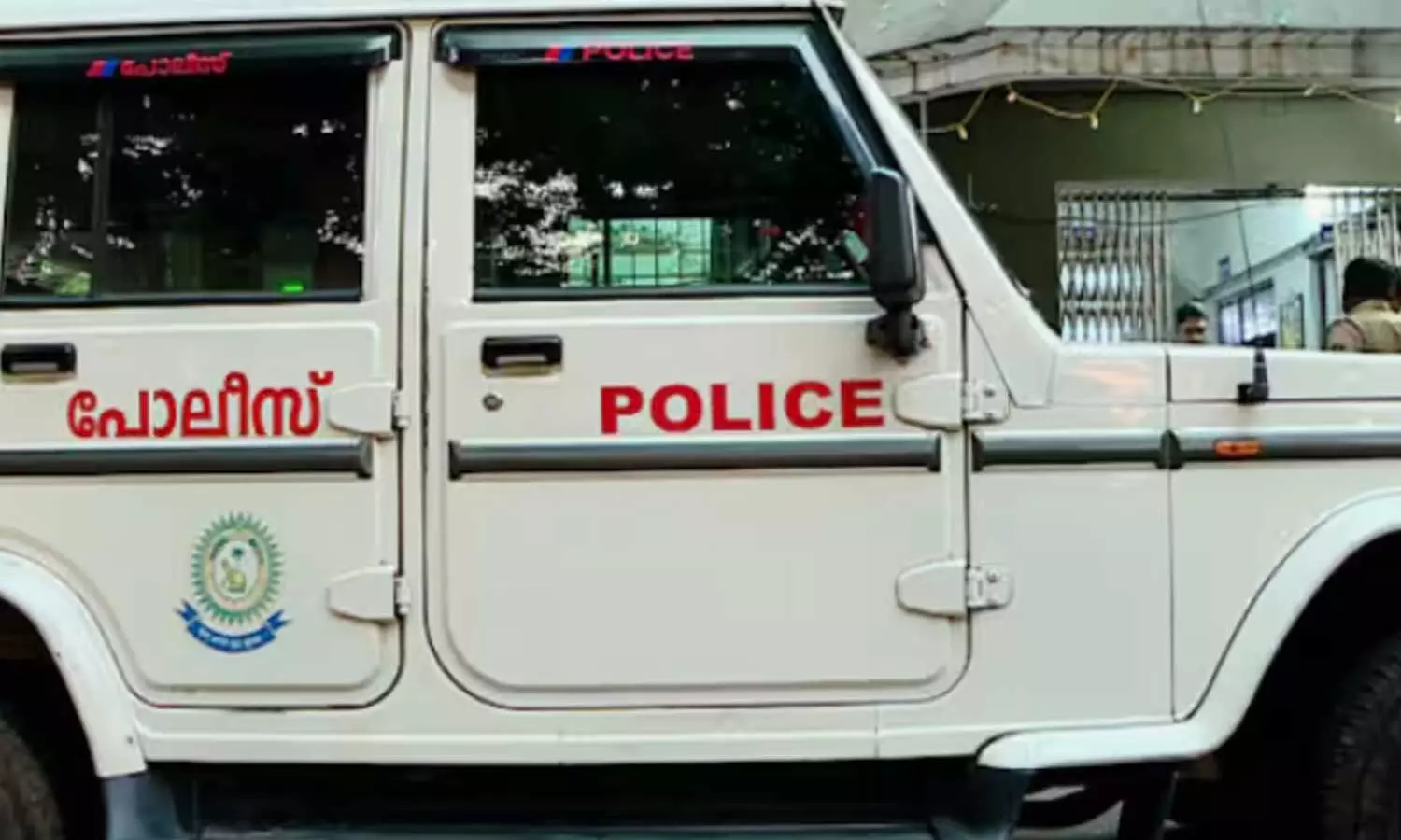 തൃശൂരിൽ തിയേറ്റർ നടത്തിപ്പുകാരനും ഡ്രൈവർക്കും വെട്ടേറ്റു തൃശൂരിൽ തിയേറ്റർ നടത്തിപ്പുകാരനും ഡ്രൈവർക്കും വെട്ടേറ്റു