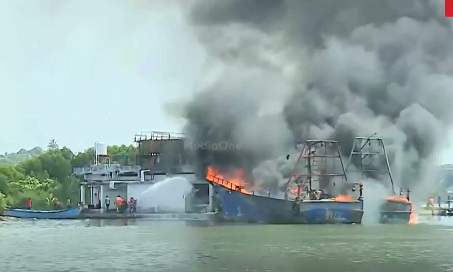 കൊല്ലത്ത് മത്സ്യബന്ധന ബോട്ടുകൾക്ക് തീ പിടിച്ചു