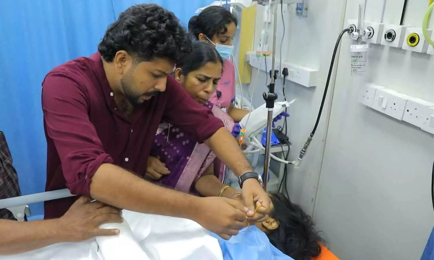 അപകടത്തിനും തോൽപ്പിക്കാനായില്ല; ആവണിക്കും ഷാരോണിനും ആശുപത്രി അത്യാഹിത വിഭാഗത്തിൽ മാംഗല്യം അപകടത്തിനും തോൽപ്പിക്കാനായില്ല; ആവണിക്കും ഷാരോണിനും ആശുപത്രി അത്യാഹിത വിഭാഗത്തിൽ മാംഗല്യം