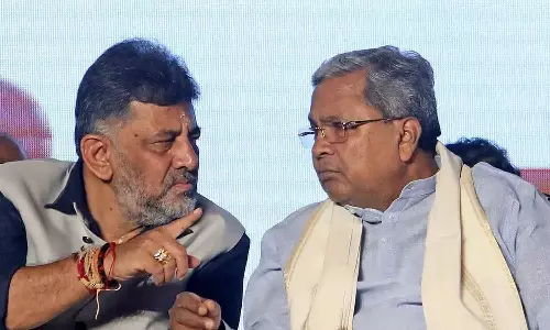 കർണാടകയിൽ സിദ്ധരാമയ്യ മാറുമോ?  ഡി.കെ ശിവകുമാറിനായി വിശ്വസ്തർ ഡൽഹിയിൽ