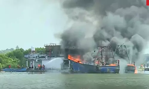 കൊല്ലത്ത് മത്സ്യബന്ധന ബോട്ടുകൾക്ക് തീ പിടിച്ചു