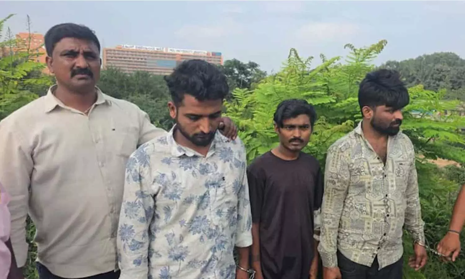 മാതാപിതാക്കളെ നിരന്തരം ഉപദ്രവിച്ചു; 24കാരനെ ജ്യേഷ്ഠനും സുഹൃത്തുക്കളും കാറിനുള്ളില്‍ വെച്ച് വെട്ടിക്കൊലപ്പെടുത്തി, മൃതദേഹം പുഴയില്‍ ഉപേക്ഷിച്ചു